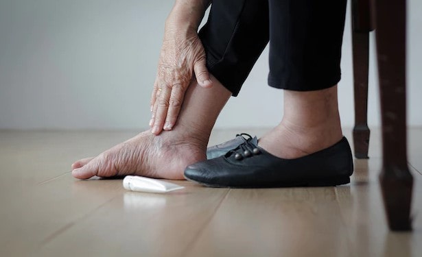 علت ورم کف و روی پا در سالمندان
